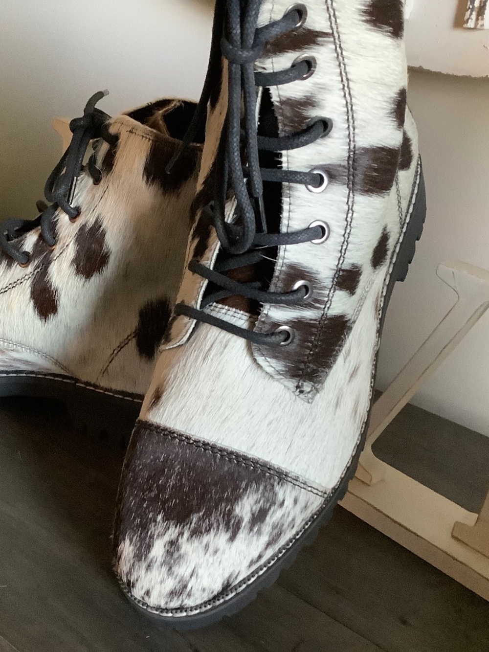 Cowhide boot - Picture 2 of 9